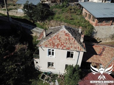 Двуетажна къща 116РЗП с 616кв. м. двор в град Чепеларе, обл. Смолян