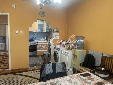 Етаж от ТУХЛЕНА къща на плоча - кв. Военно училище