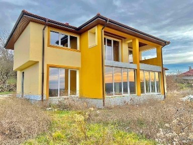 Двуетажна къща в село Писанец