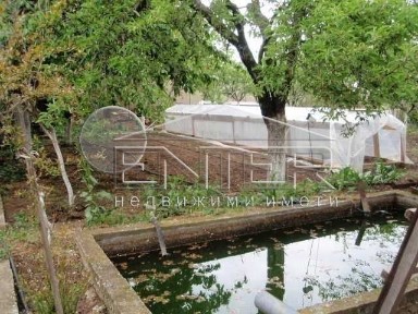 Продавам къща с РЗП: 285 кв. м, двор 1200 кв. м, с. Бенковски