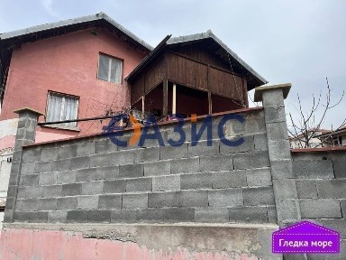 Двуетажна къща в центъра на гр. Свети Влас 245 м2, и двор 1 149 м2