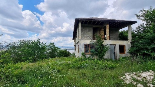 къща с панорама към варненското езеро