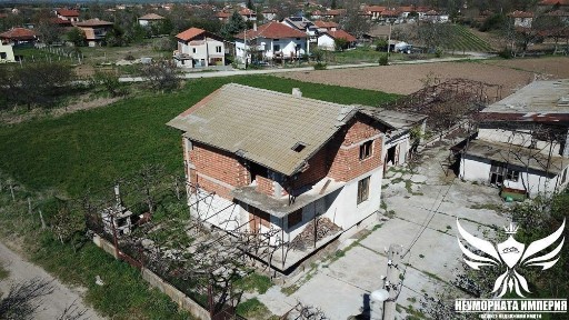 Двуетажна къща с гараж и постройки 441РЗП с 1010кв. м. двор с. Избеглии