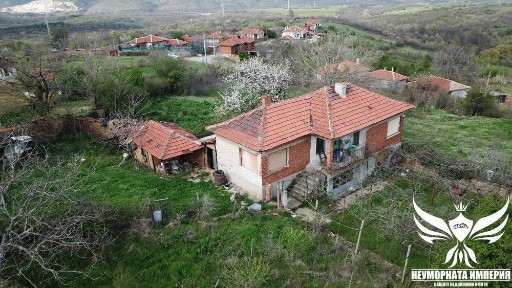 Двуетажна вила/къща 180РЗП с 5200кв. м. двор УПИ село Константиново