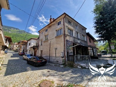 Продавам двуетажна къща с ресторант 329РЗП в с. Бачково, общ. Асеновград