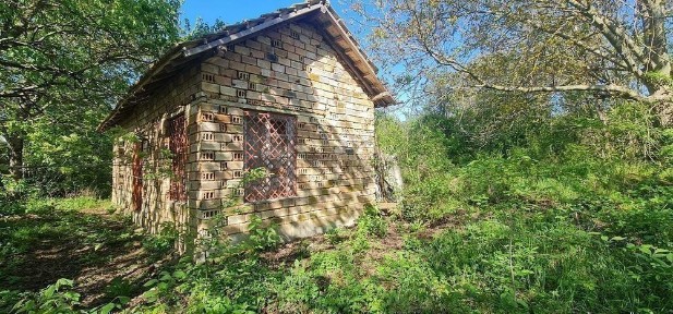 с. ЛИЛЯК ! Къща с двор 1900 кв. м.! Тухла !