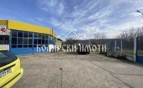 Автосервиз и къща в Самоводене