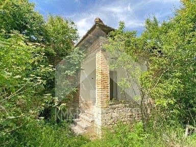 Продава тухлена селска къща на 15 км от града (общ. Нови пазар, Шумен)