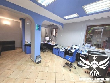 Продавам просторен тристаен 128кв. с гараж в гр. Асеновград Център