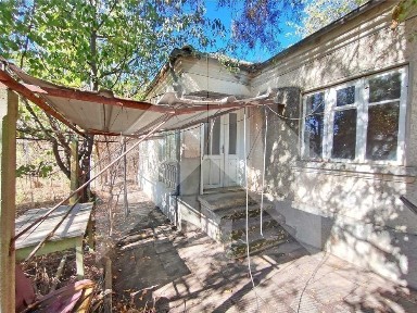 Продава се тухлена къща в гр. Плиска с двор 1200 кв. м. и КЛАДЕНЕЦ.