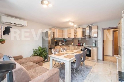 Луксозен тристаен апартамент в района на Конфуто/ Паркомясто в цената!