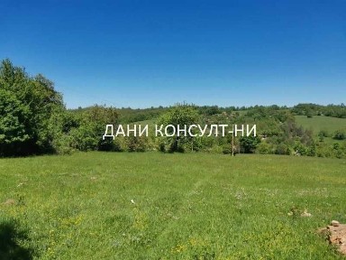 Едноетажна монолитна сграда с двор в Еленския балкан