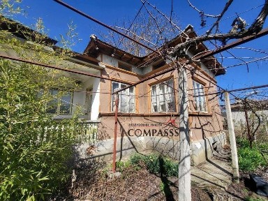 с. Преселенци, Общ. Ген. Тошево, две къщи с двор - 53000лева!