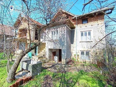 Къща на два етажа за продажба с. Обретеник