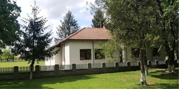 Продава се реновирана сграда в с. Грънчарово