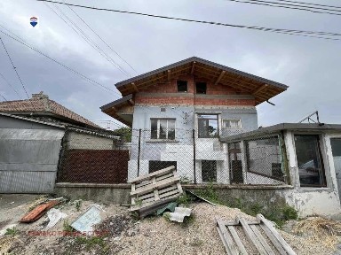 Къща на три етажа за продажба кв. Средна кула
