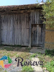 Дворно място с къща за ремонт