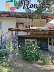 Дворно място с къща и гараж