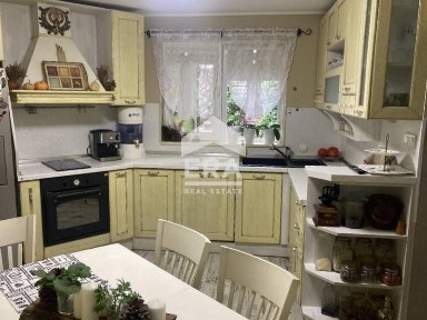 Ексклузивна триетажна обзаведена къща за продажба, район 