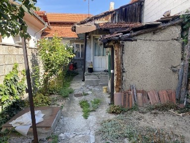 Продава се малка къща на Улица Филип Тотьо