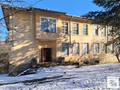 130033 Просторна двуетажна сграда, върху огромен парцел, в с. Разсоха