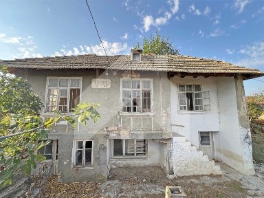 ПРОДАВА тухлена селска КЪЩА в с. Стоян Михайловски, общ. Нови пазар.