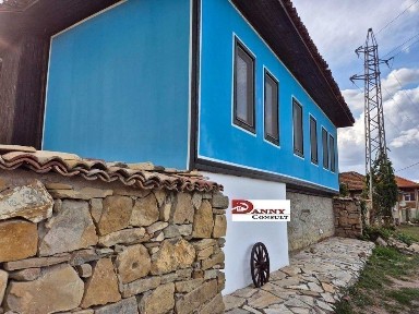 Двуетажна къща с двор и соларна система в с. Кесарево