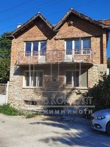 Къща с двор в с. Гълъбово