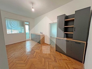 Продава ДВУСТАЕН, тухлен апартамент (2+1) ТОП център на града.