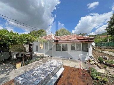 Продава еднофамилна, едноетажна къща в с. Средня (Шумен). ТОП имот!