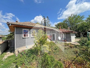 Продава еднофамилна, тухлена къща в с. Струйно (обл. Шумен). ТОП имот!