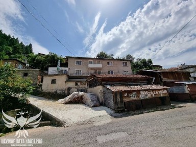 Продавам къща 225РЗП с 266 кв. м. двор в с. Забърдо обл. Смолян