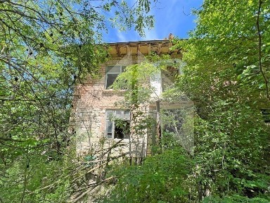 Продава тухлена двуетажна къща в с. Преселка (Нови пазар) с 2 дка двор