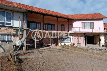 Продава се голяма къща с двор в с. Недоклан