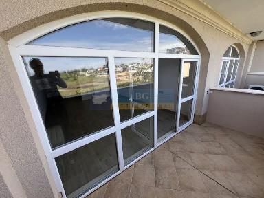 Тристаен с гледка море