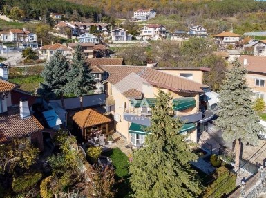 Двуетажна ЕКСКЛУЗИВНА къща с фитнес, сауна и джакузи с панорама към мо