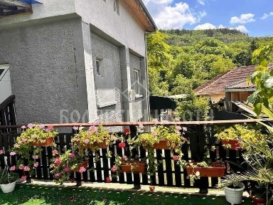 Масивна двуетажна къща с гараж