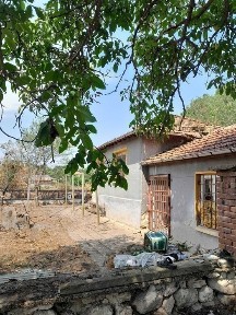 Продавам селска къща с монолитен гараж