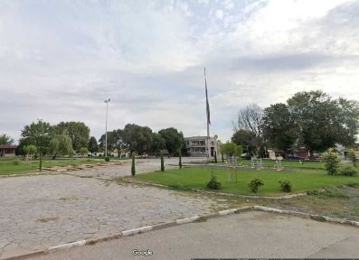 Стара къща с голям двор в центъра на Голям чардак