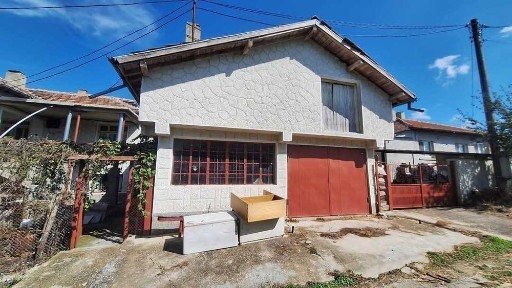 Продавам две къщи