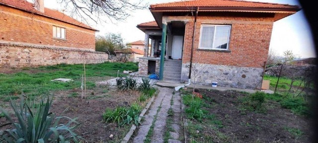 Самостоятелна къща в с. Дълбок извор