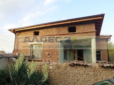 Продава се малка къща с голям двор в с. Виноградец!