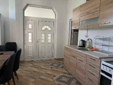 Продава се: Къща РЗП 380 кв. м, четири етажа, двор 262 кв. м, гр. Карлово