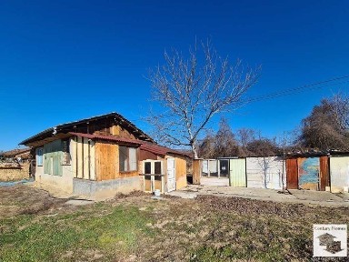 120354 Къща с просторен двор и кладенец в с. Драганово