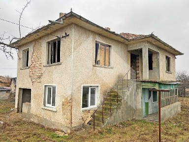 ПРОДАВА двуетажна, тухлена КЪЩА на плоча в с. Цани Гинчево, обл. Шумен