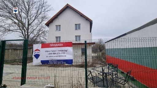 Къща на три етажа за продажба в с. Ряхово, обл. Русе
