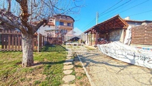 Къща за гости с голям парцел в с. Покровник