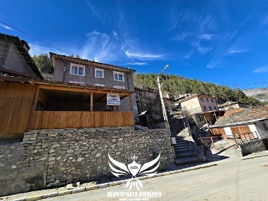 Продавам триетажна къща 162РЗП с 122кв. м. двор в с. Забърдо обл. Смолян