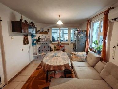 Двуетажна къща с голям двор и гараж, Варна-Военна болница