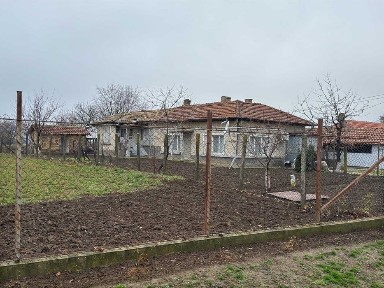 Собственик Продава Къща с 290кв. м.ЗП -9 стаи, двор 1040кв. м- с. Чернолик